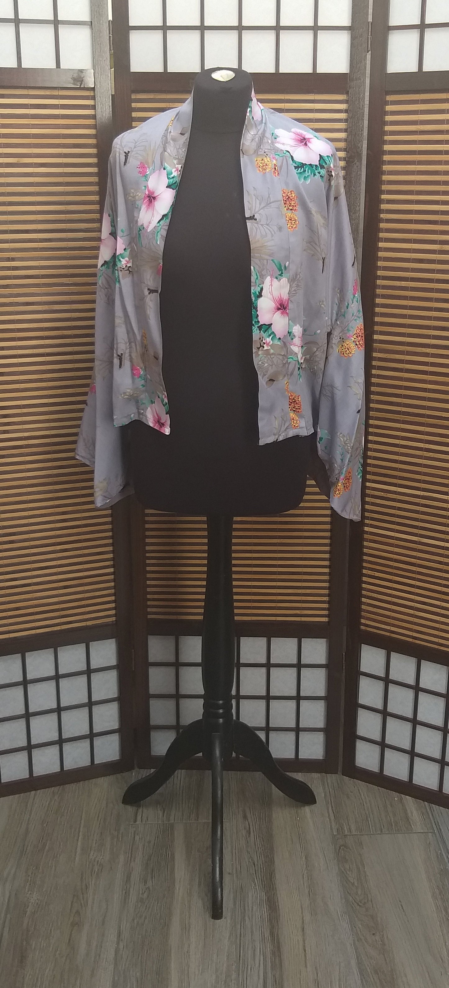 Kimono veste gris floral